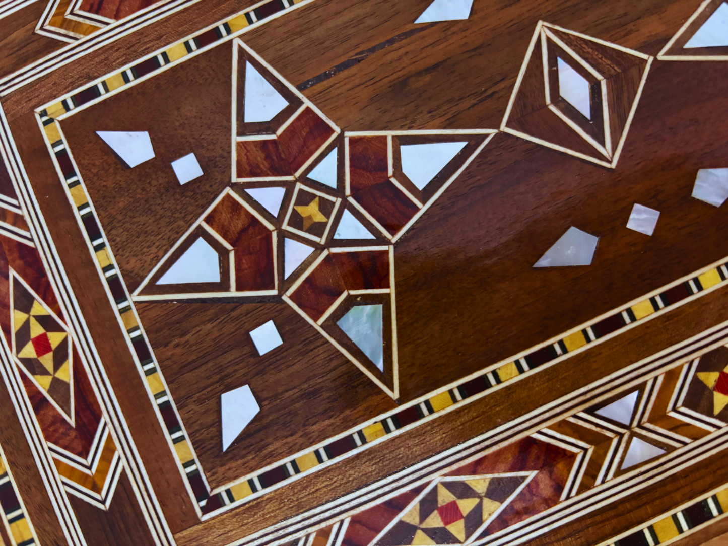 Grande Caixa de Mosaico Damasceno Artesanal com Fechadura – Baú de Joias de Madeira Multi-Nível com Incrustação de Madrepérola