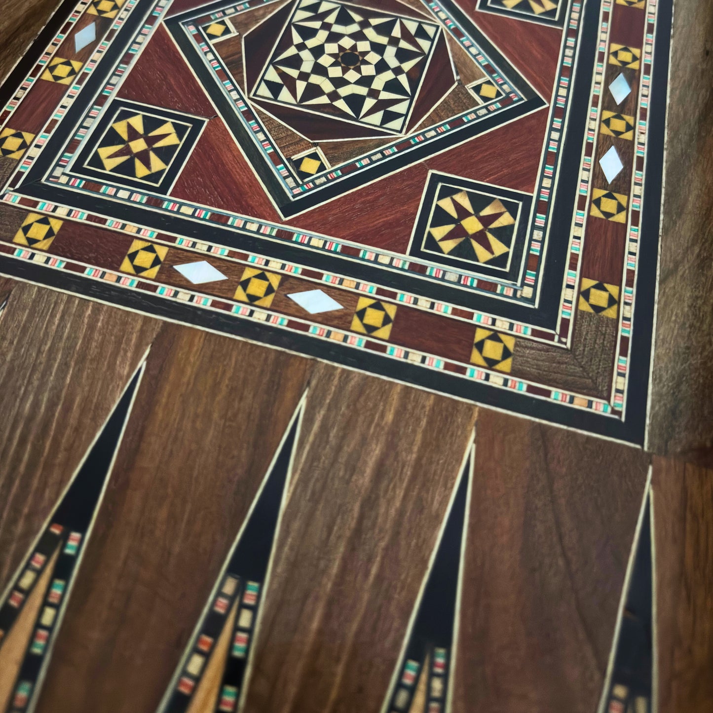 Table de Backgammon et d’Échecs Damasquine Faite à la Main par Gaby Al Dayeh – Chef-d’Œuvre avec Incrustations de Nacre