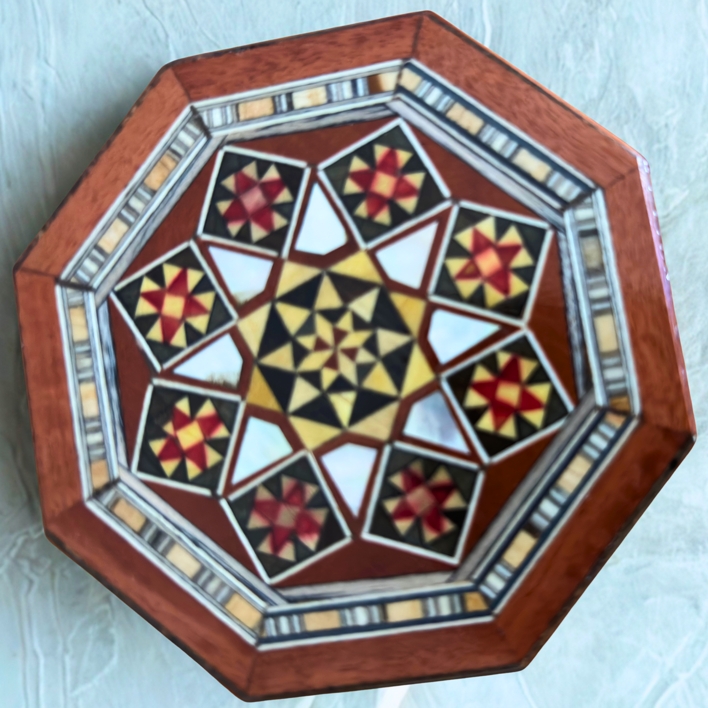 Octagonale damasceense mozaïek sieradendoos – Handgemaakt hout met parelmoer inleg in warme rustieke terracotta