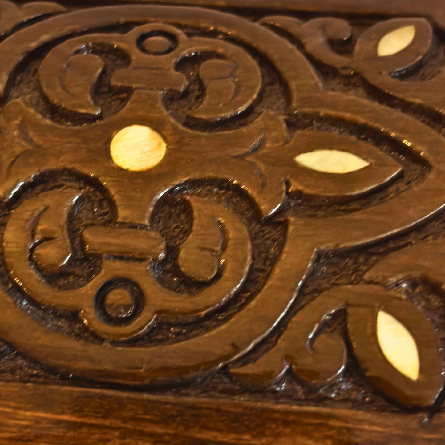 Caja de Haya Tallada a Mano con Nácar y Terciopelo – Diseño Oriental Atemporal