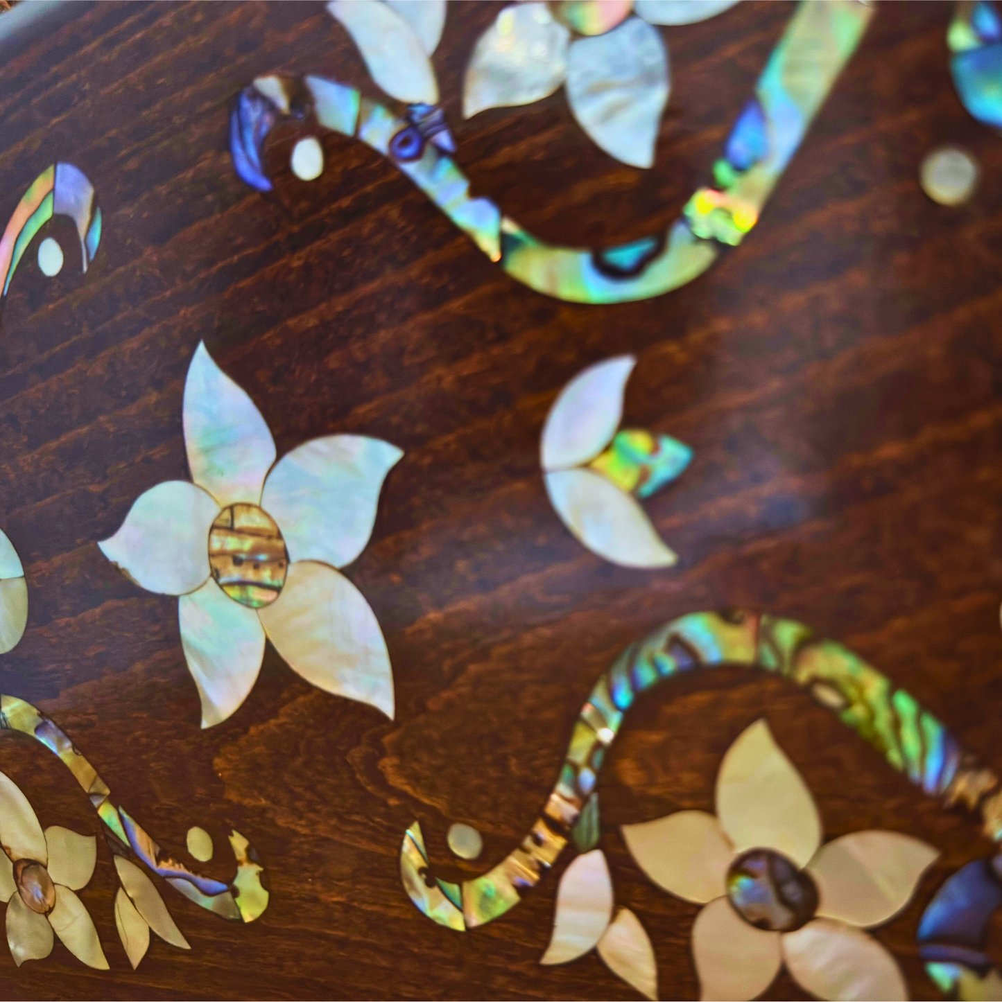 Sham – Luxe Damascene Clutch met Bloemmotief Parelmoer & Brokaat Voering