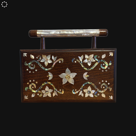O Jardim de Noor – Bolsa Damasquina de Nogueira com Madrepérola Floral