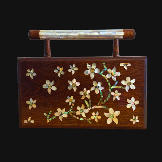 Yasmine – Luxe Damascene Clutch met Parelmoer & Brokaat Voering