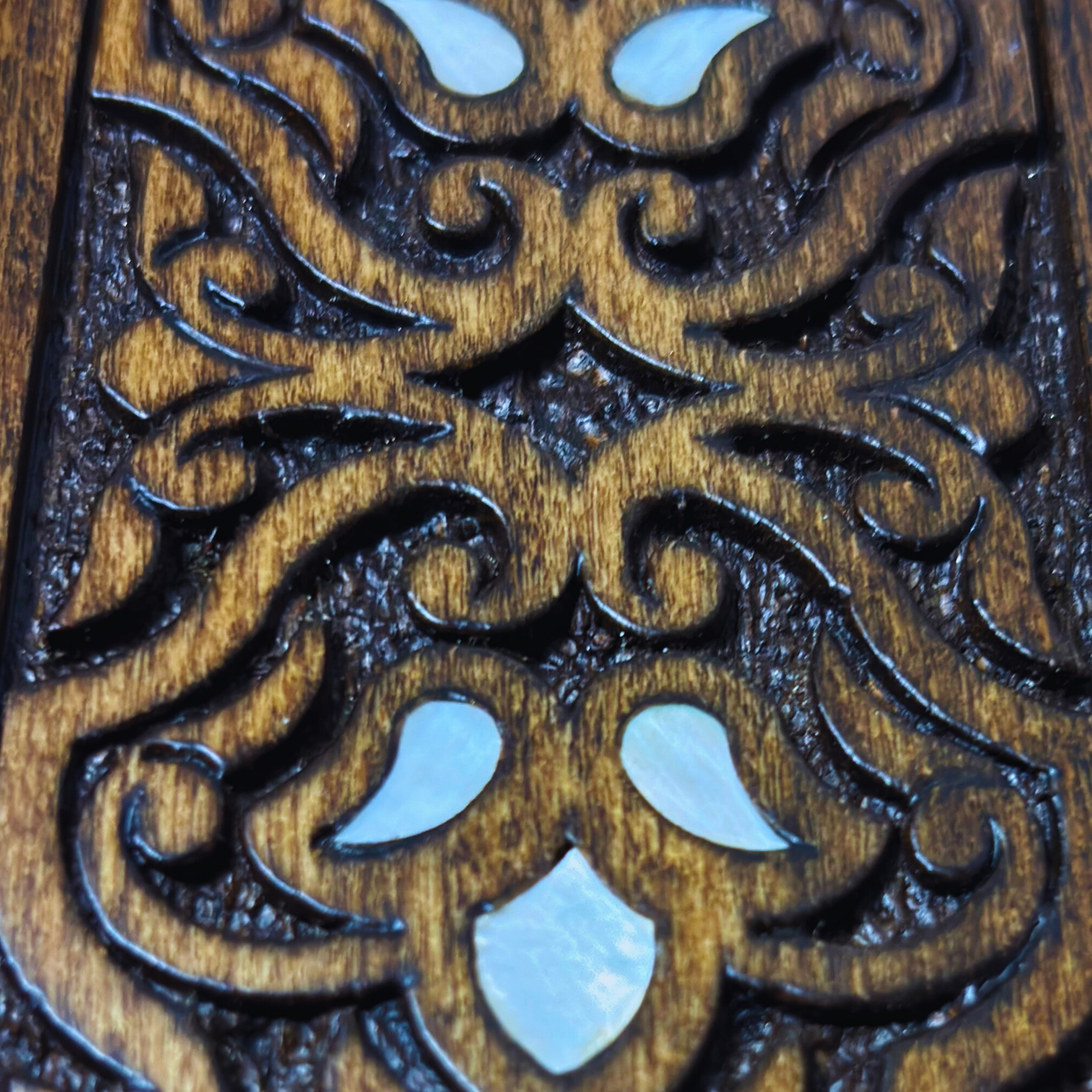 Luksusowa Ręcznie Rzeźbiona Szkatułka z Damaszku – Masa Perłowa & Aksamit