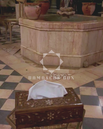 Porta Fazzoletti in Faggio Intagliato a Mano – Finitura Noce con Madreperla