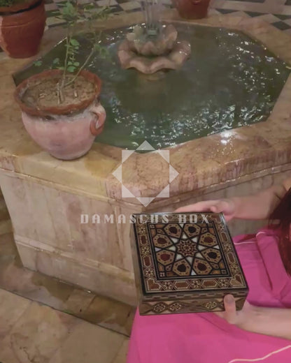 Scatola Damascena a Mosaico di Gaby Al Dayeh – Madreperla e Velluto